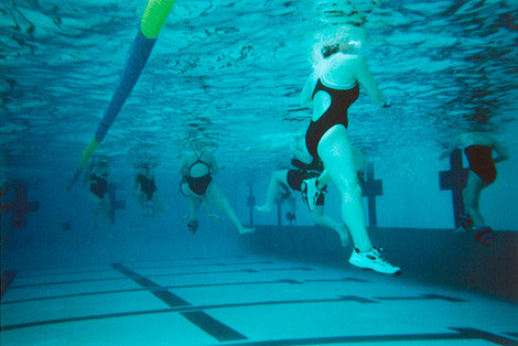 Πρόγραμμα υδρο-εκγύμνασης Aqua-Pilates. Διασκέδαση και ευεξία στο νερό