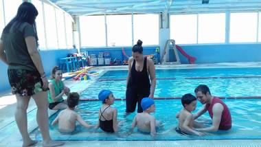 NOΠ: Κολύμβηση. Συνεχίζεται με επιτυχία η νέα δραστηριότητα στον ΝΟΠ. Η συνεργασία με το Οργανισμό Special Olympics Hellas. “Γνωριμία με την κολύμβηση» στην πισίνα εκμάθησης του Ομίλου