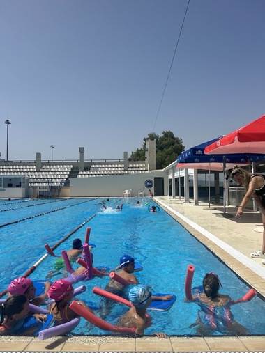 Μαθήματα κολύμβησης για τα παιδιά από τις θερινές κατασκηνώσεις του Δήμου Πατρών.