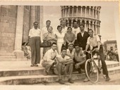 1951 . Το ταξίδι προετοιμασίας στην Ιταλία και η μεταφορά χώματος από την πατρίδα. Απόθεση φόρου τιμής στους πεσόντες της 3ης Ορεινής Ταξιαρχίας στο Ρίμινι.