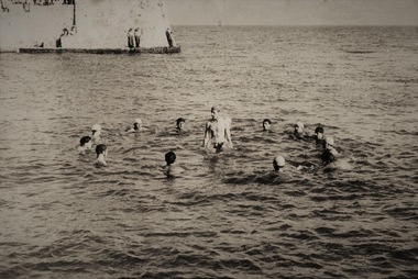 NOΠ : Φωτογραφίες αρχείου. Η ομάδα πόλο του ΝΟΠ σε αγώνα επίδειξης στο Ενετικό λιμάνι της Ναυπάκτου, στις αρχές της δεκαετίας του 1950