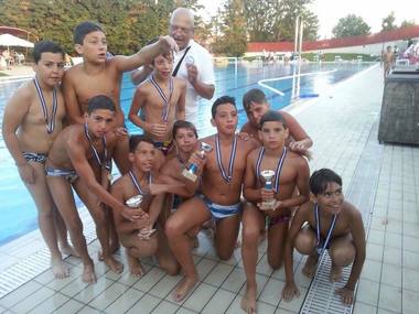 Ομάδα μίνι παίδων (κάτω 13) Πρώτη και πέμπτη θέση στο Τουρνουά Υδατοσφαίρισης μίνι-παίδων  «1ου Water Polo Fun» του Νηρέα Γέρακα 