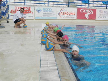 Ακαδημίες εκμάθησης υδατοσφαίρισης κοριτσιών (από 8 ετών). Καθημερινά από 16.30-17.30 