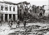 1951 . Το ταξίδι προετοιμασίας στην Ιταλία και η μεταφορά χώματος από την πατρίδα. Απόθεση φόρου τιμής στους πεσόντες της 3ης Ορεινής Ταξιαρχίας στο Ρίμινι.
