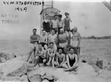 Swimmers of NOP at the port. At the second row the olympic winner Tofalos.