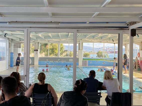 Σχολή  κολύμβησης στην πισίνα εκμάθησης του ΝΟΠ.  Εδώ τα παιδιά λατρεύουν τα μαθήματα κολύμβησης