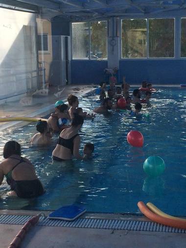 Κολυμβητήριο ΝΟΠ: Ακαδημίες εκμάθησης κολύμβησης. - Η χριστουγεννιάτικη γιορτή στην κλειστή θερμαινόμενη πισίνα του ΝΟΠ για το πρόγραμμα «Μαμά/Μπαμπάς και Μωρό»